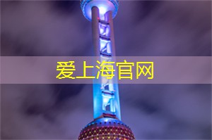 在夜色辉映下品茶的雅致
